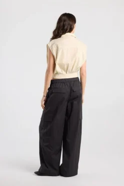 Blouse Inny mouwloze cropped blouse met krijtstreep