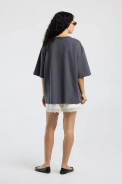 Short Nini short met loose fit en kanten detail