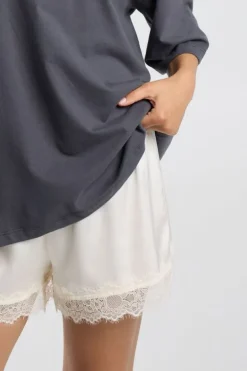 Short Nini short met loose fit en kanten detail