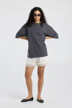 Short Nini short met loose fit en kanten detail