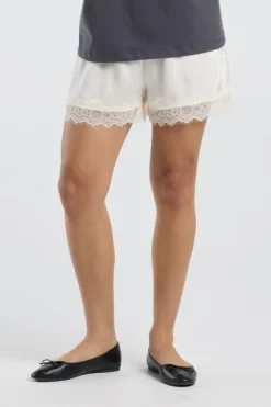 Short Nini short met loose fit en kanten detail