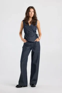 Sleeveless top Iona Wikkeltop met V-hals