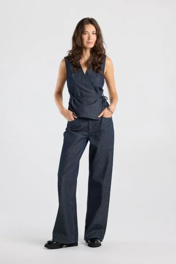Sleeveless top Iona Wikkeltop met V-hals