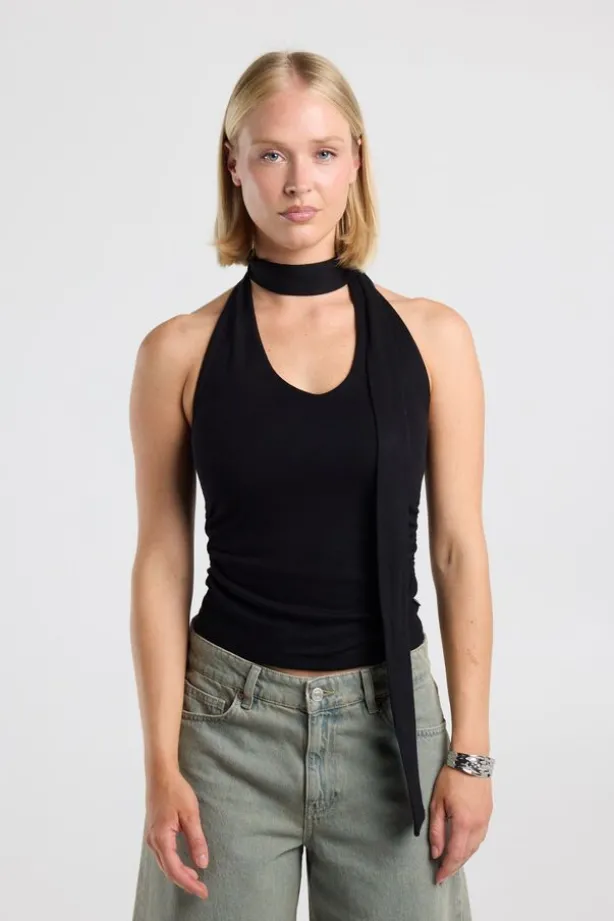 Top Genevieve veelzijdige top met haltermodel en elastische zijkanten
