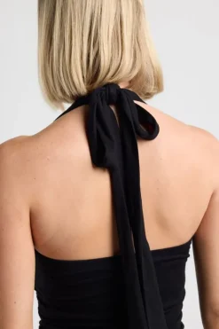 Top Genevieve veelzijdige top met haltermodel en elastische zijkanten