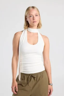 Top Genevieve veelzijdige top met haltermodel en elastische zijkanten