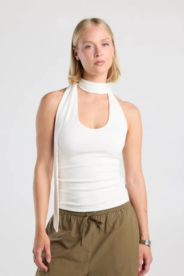 Top Genevieve veelzijdige top met haltermodel en elastische zijkanten