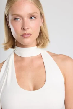 Top Genevieve veelzijdige top met haltermodel en elastische zijkanten