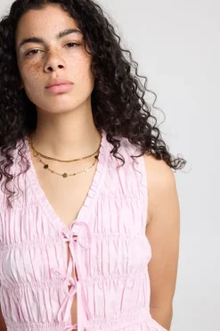 Top Ilka gesmockte haltertop met strikjes en ruffles