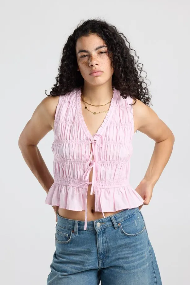 Top Ilka gesmockte haltertop met strikjes en ruffles
