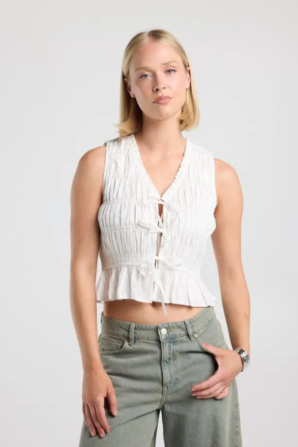 Top Ilka gesmockte haltertop met strikjes en ruffles