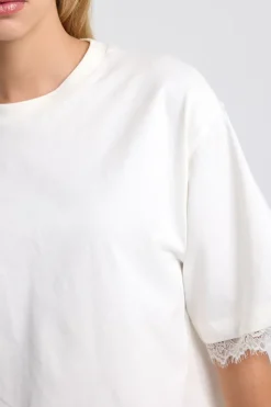 T-shirt Ella t-shirt met boxy fit en kanten details